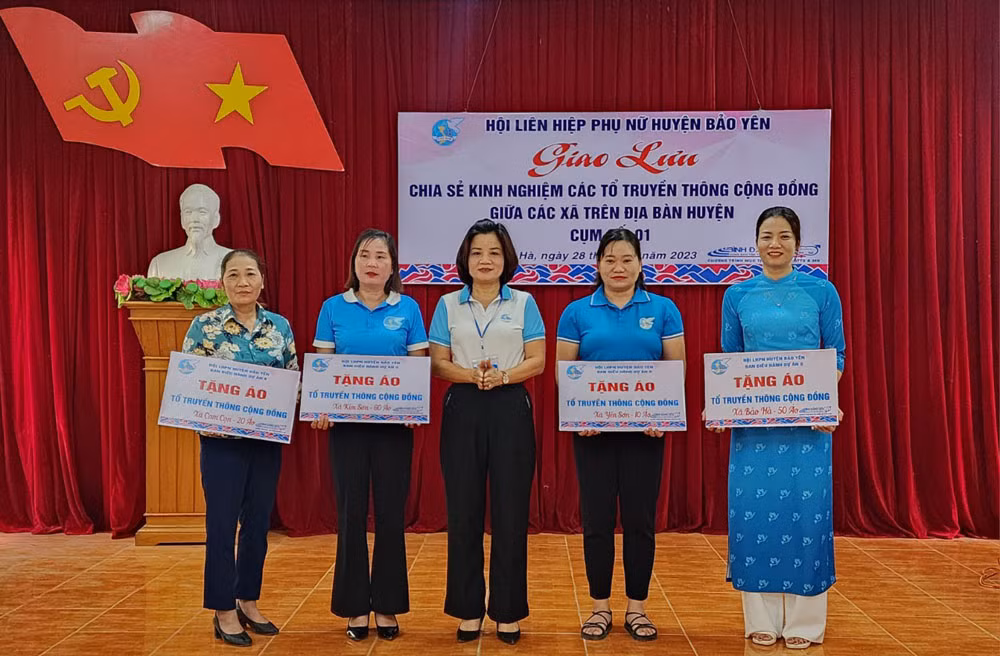 Hội LHPN Bảo Yên đã trao tặng áo cho các Tổ truyền thông cộng đồng.jpg