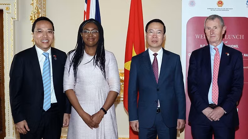 Chủ tịch nước Võ Văn Thưởng với Phó Chủ tịch Hạ viện Anh Nigel Evans và Bộ trưởng Kinh doanh và Thương mại Anh Kemi Badenoch.