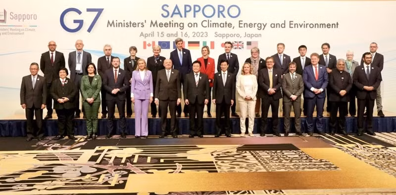 Các đại biểu dự phiên họp toàn thể của Hội nghị Bộ trưởng G7 về khí hậu, năng lượng và môi trường tại Sapporo (Nhật Bản), ngày 15/4 chụp ảnh lưu niệm.