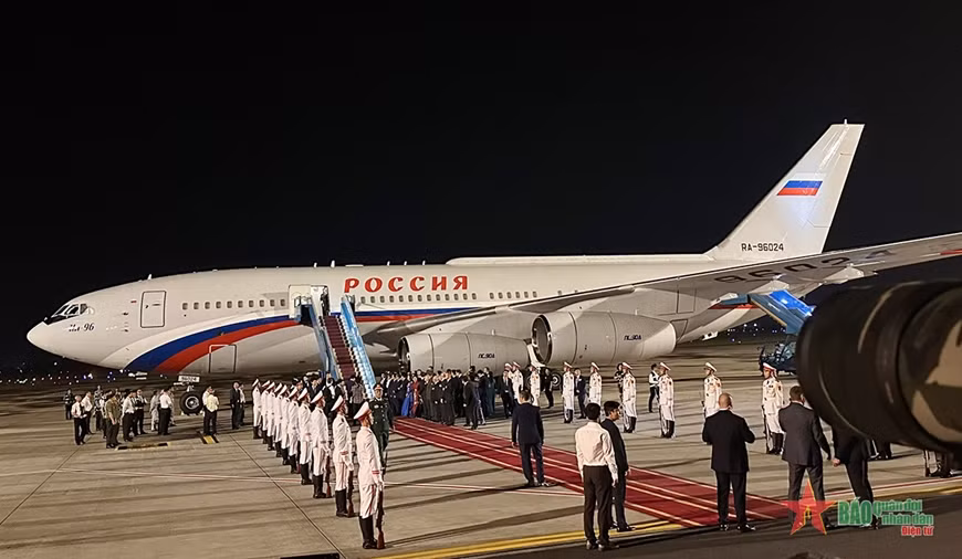 Chuyên cơ của Tổng thống Vladimir Putin tại sân bay Nội Bài.