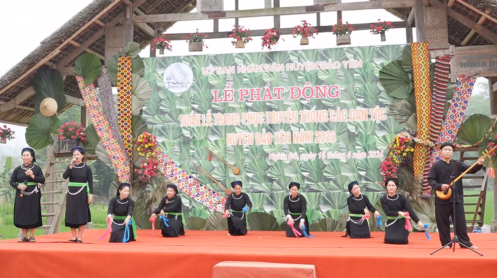 Tiết mục hát then của Người Tày.jpg