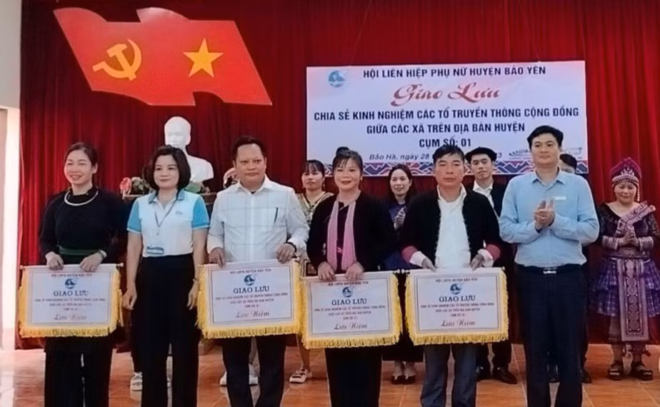 Ban tổ chức trao cờ lưu niệm cho các đội tham gia giao lưu.jpg
