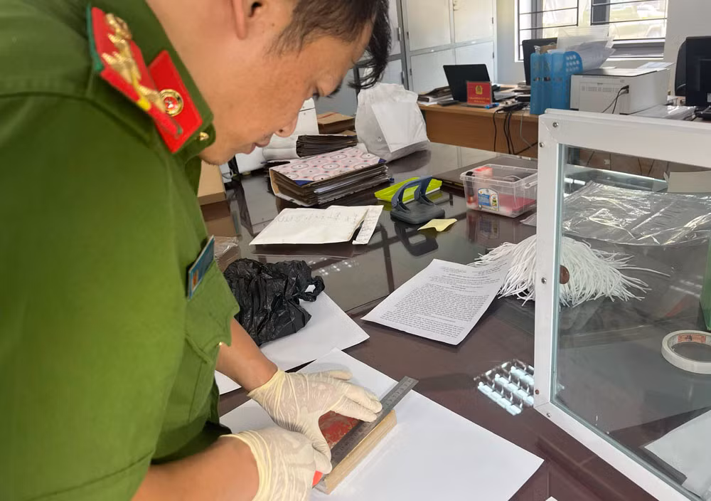 Ảnh 5. Lực lượng Công an giám định 02 bánh heroin đã thu giữ của Phạm Văn Chiến và Lương Quang Tuấn.jpg