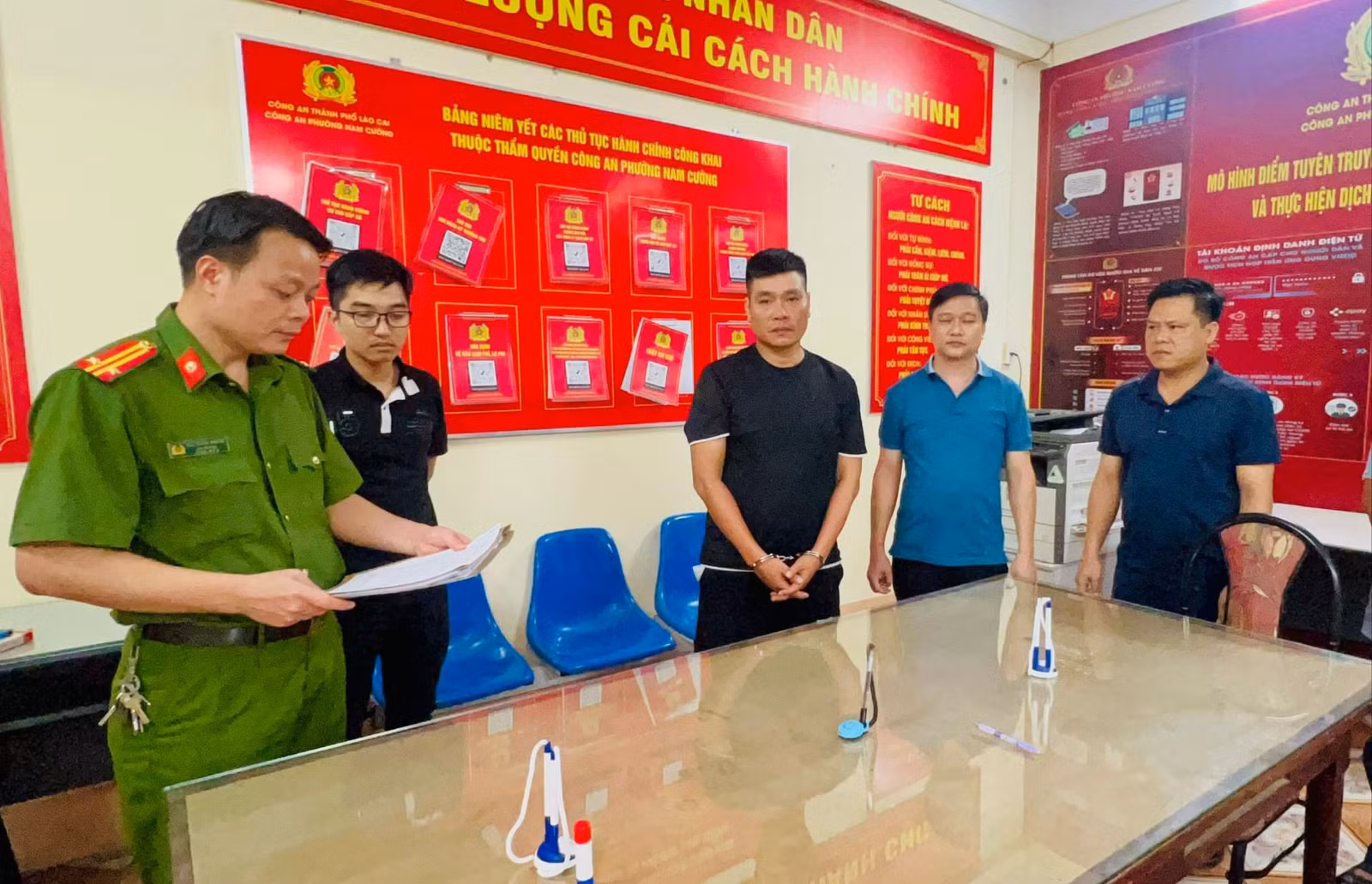 Ảnh 2. Cơ quan Cảnh sát điều tra thi hành lệnh giữ người trong trường hợp khẩn cấp (1).jpg