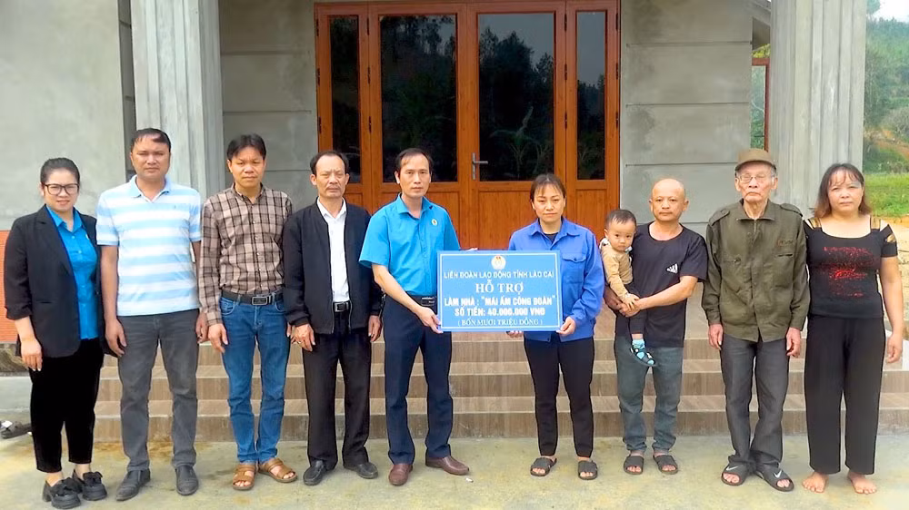 TRAO TIỀN HỖ TRỢ 40 TRIỆU CHO CHỊ PHAY.jpg