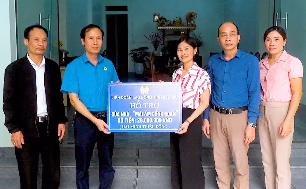 TRAO TIỀN HỖ TRỢ 20 CHO CHỊ THUÝ.jpg