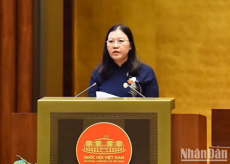 Chủ nhiệm Ủy ban Tư pháp Lê Thị Nga trình bày dự thảo Luật Tổ chức tòa án nhân dân (sửa đổi).