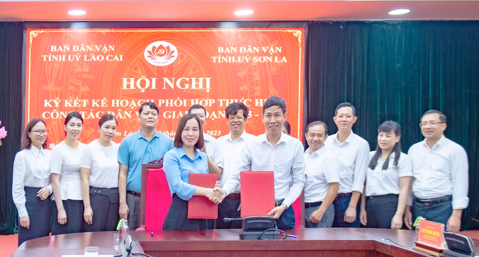Trao sổ ký kết phối hợp công tác Dân vận.jpg