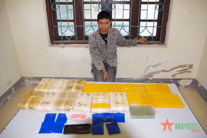 Đối tượng Lường Văn Vui và tang vật vụ án.