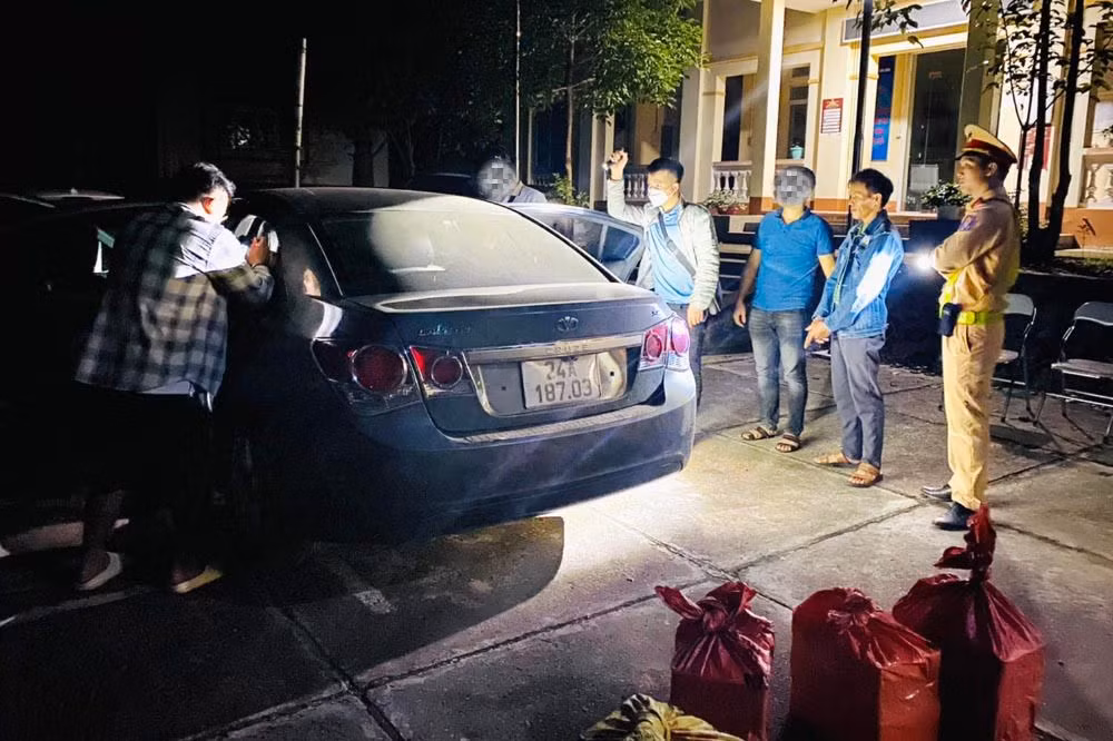 Tổ công tác khám xét xe của đối tượng.jpg