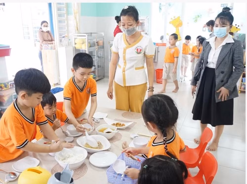 Hiện nghề nấu ăn ở trường mầm non chưa được quy định là nghề nặng nhọc, độc hại, nguy hiểm.