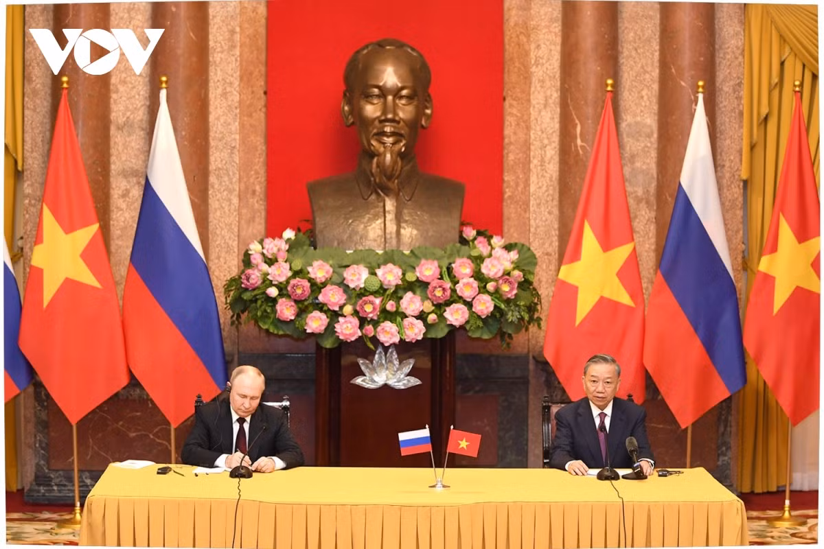 Chủ tịch nước Tô Lâm và Tổng thống Putin chủ trì cuộc họp báo chung.