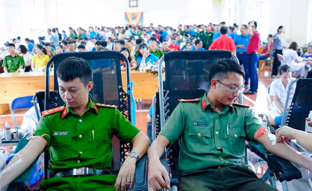 Cán bộ, chiến sỹ lực lượng vũ trang tham gia hiến máu.jpg