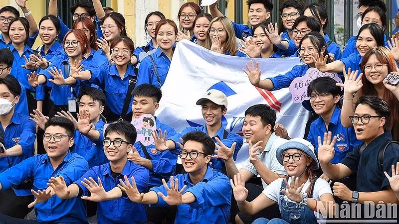 Sinh viên tình nguyện trong khuôn khổ chương trình "Tiếp sức mùa thi" năm 2023.