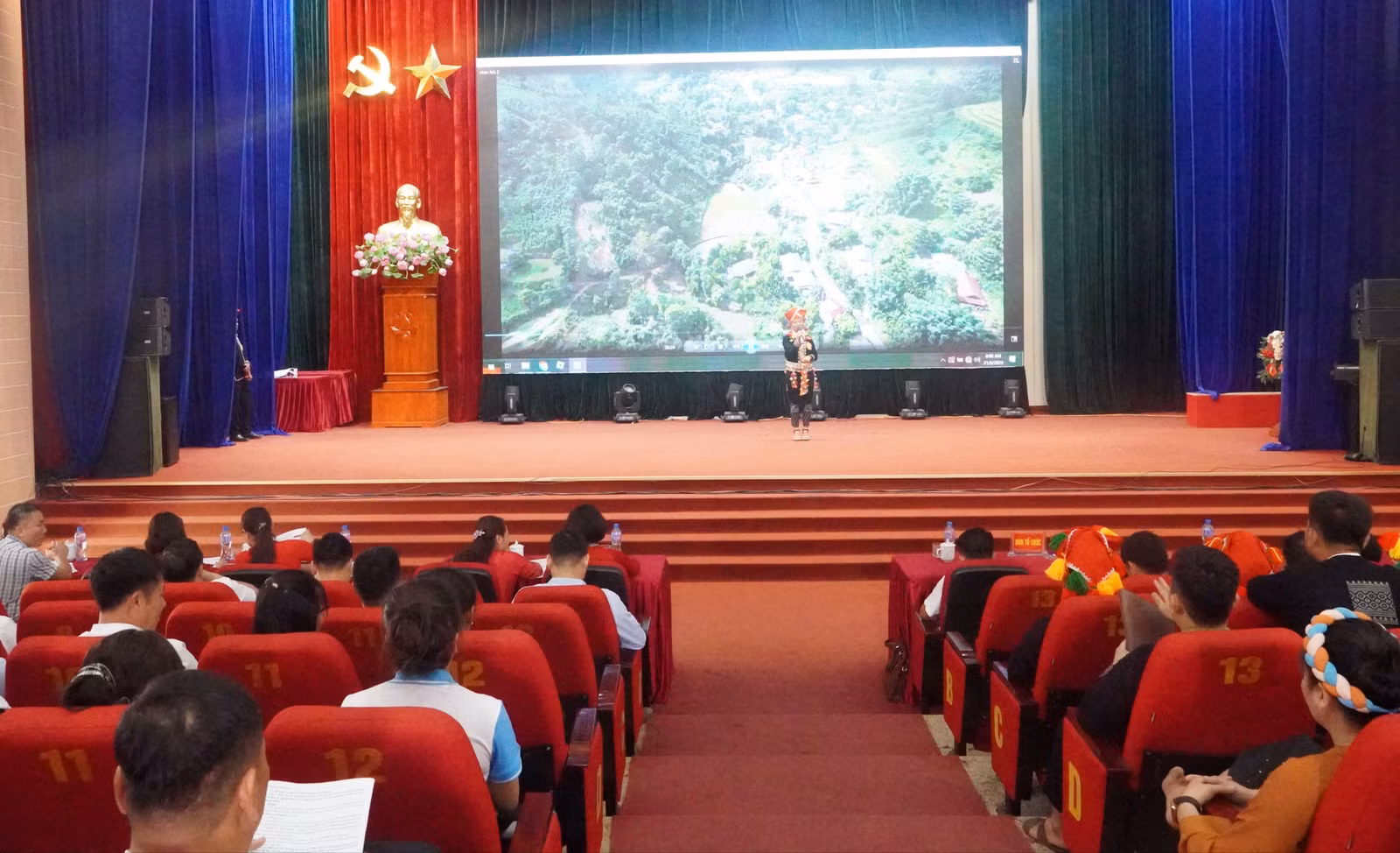 quang cảnh hoi thi.JPG