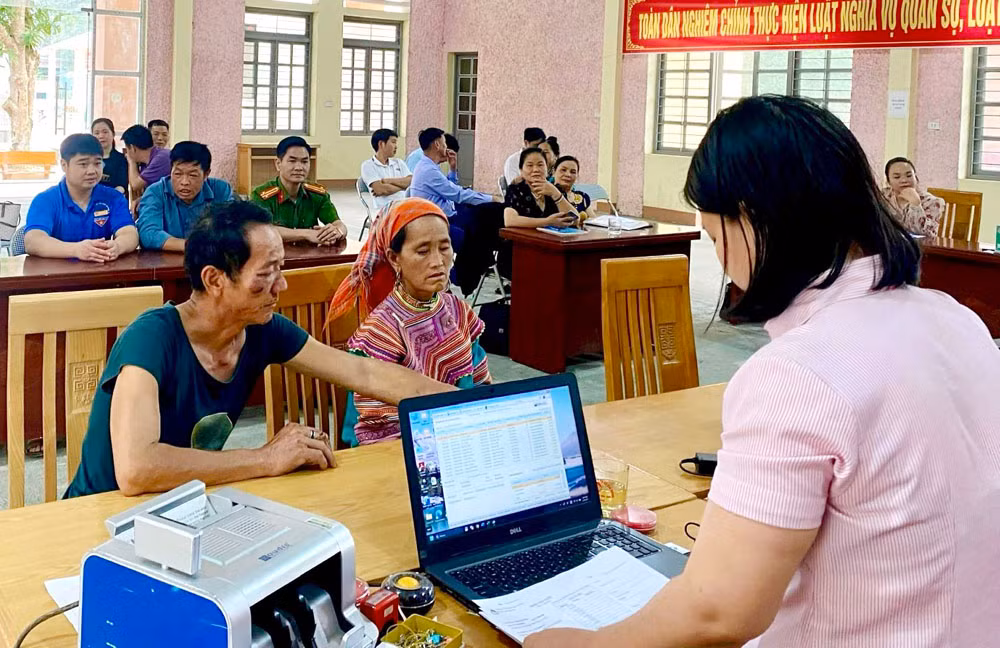 giải ngân nguồn vốn cho đối tượng ở xã Tân Dương.jpg