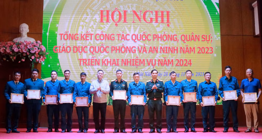 Khen thưởng các tập thể, cá nhân.JPG