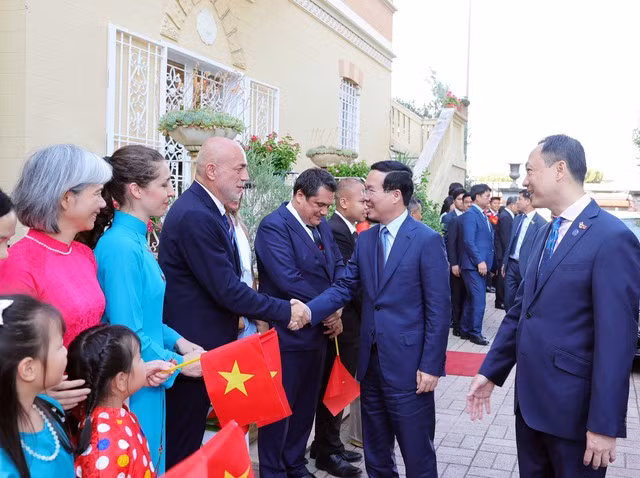 Chủ tịch nước Võ Văn Thưởng gặp gỡ cán bộ, nhân viên Đại sứ quán và cộng đồng người Việt Nam tại Italia cùng các bạn bè người Italia.