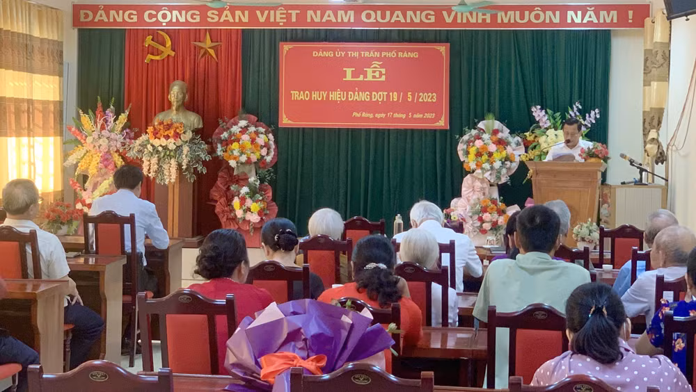Quang cảnh buổi Lễ trao Huy hiệu Đảng.JPG