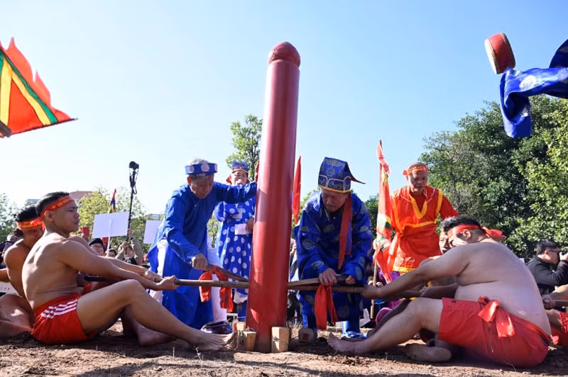 Trình diễn trò kéo co ngồi đền Trấn Vũ.