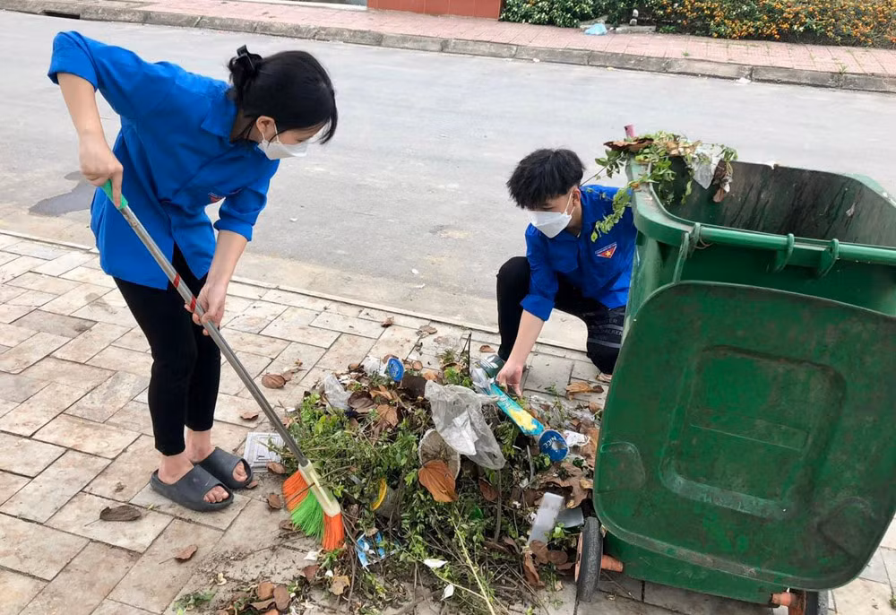 Thu gom rác thải khu vực sân đền Phúc Khánh.jpg
