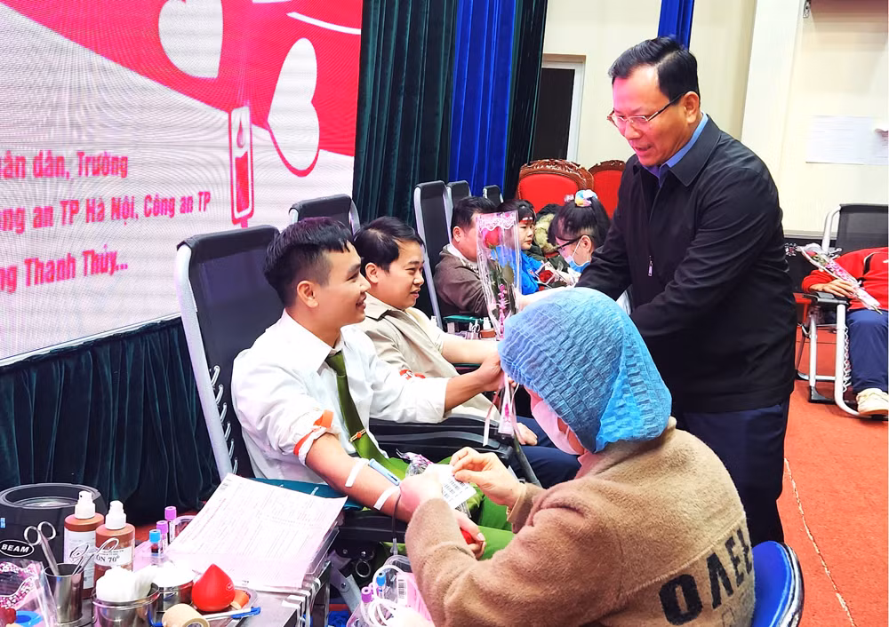 dc-hoang-quoc-khanh-pho-ct-ubnd-tinh-tang-hoa-dong-vien-nguoi-hien-mau-3905.jpg