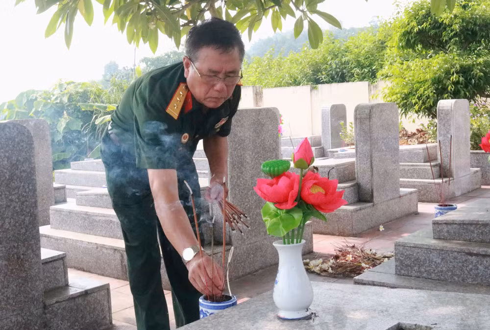 Thắp hương tại các phần mộ.jpg