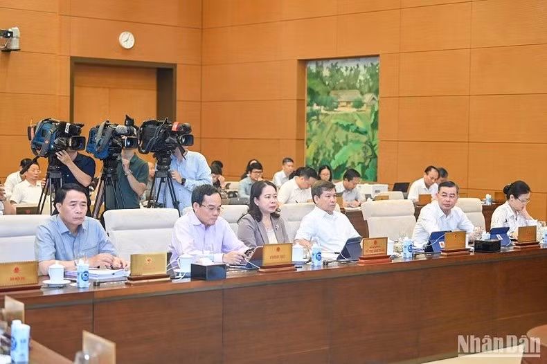 Các đại biểu dự phiên họp.