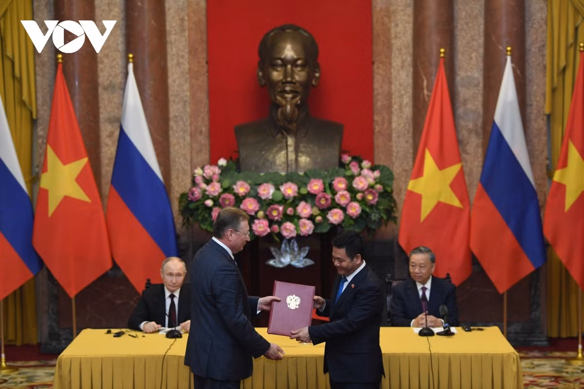 Hai nhà lãnh đạo chứng kiến lễ trao các văn kiện hợp tác.