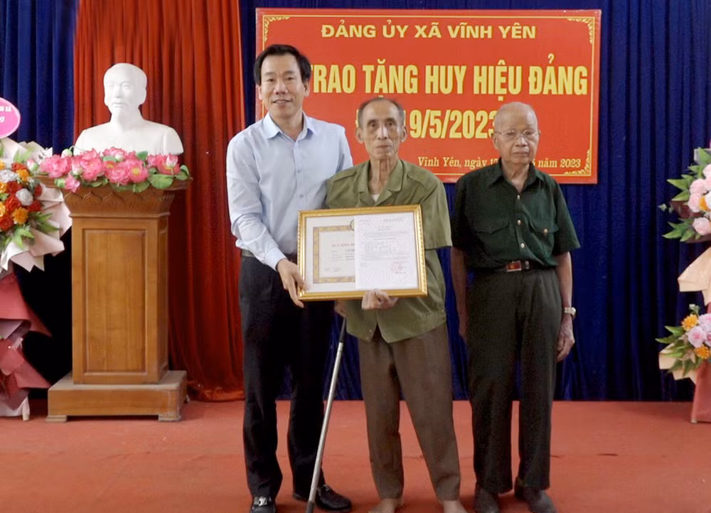 Trao Huy hiệu 60 năm tuổi đảng cho đảng viên sinh hoạt tại Đảng bộ xã Vĩnh Yên..JPG