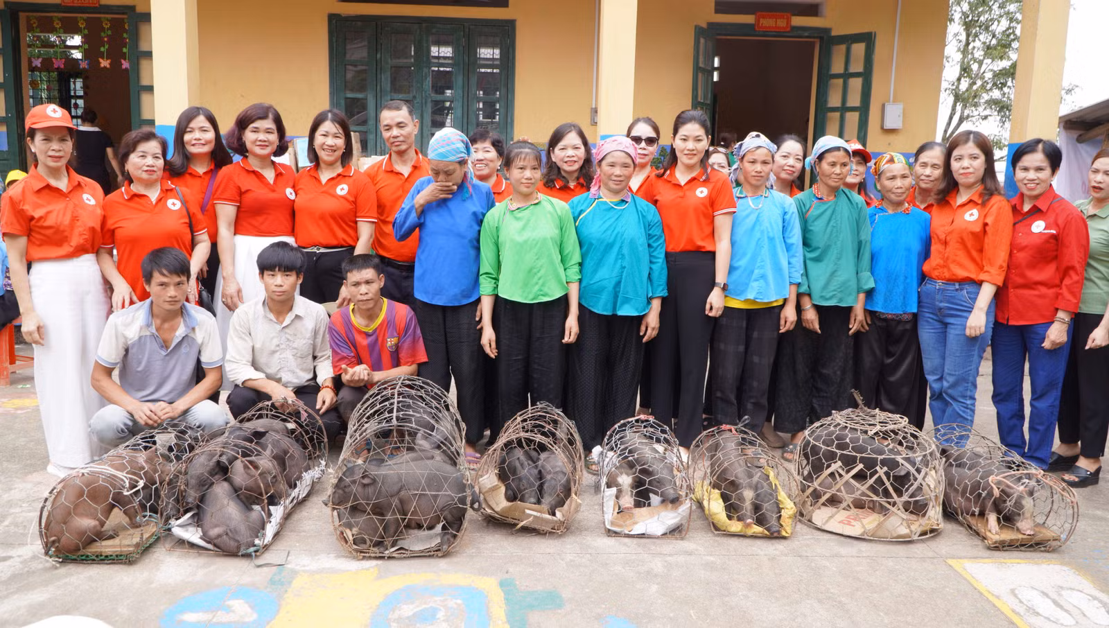 Trao hỗ trợ lợn giống cho các hộ dân có hoàn cảnh khó khăn.JPG