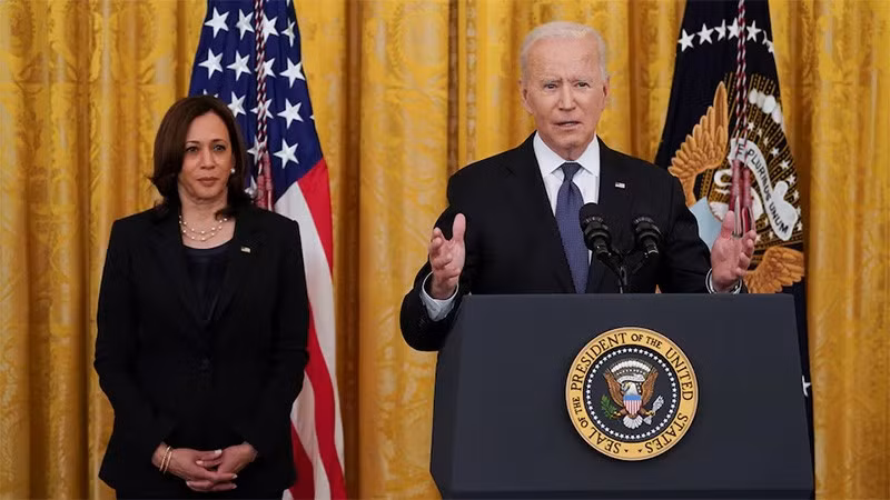 Tổng thống Joe Biden phát biểu tại Nhà trắng, ngày 20/5/2021. Đứng cạnh ông là Phó Tổng thống Kamala Harris.