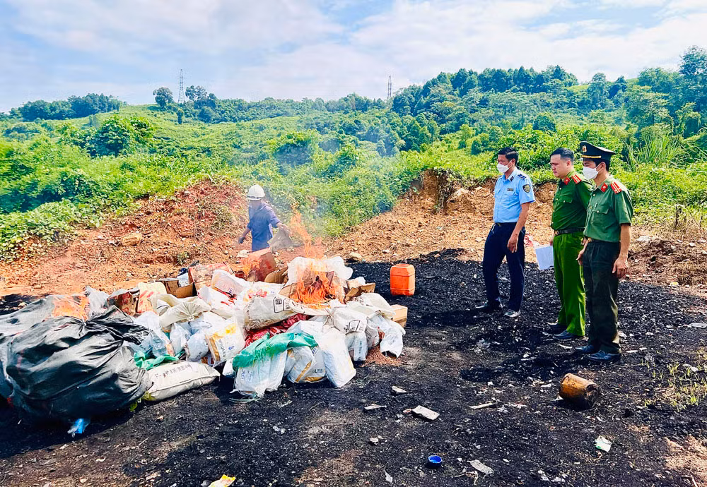 Ảnh 3. Lực lượng chức năng tiêu hủy toàn bộ lô hàng theo đúng quy định của Pháp Luật (2).jpg