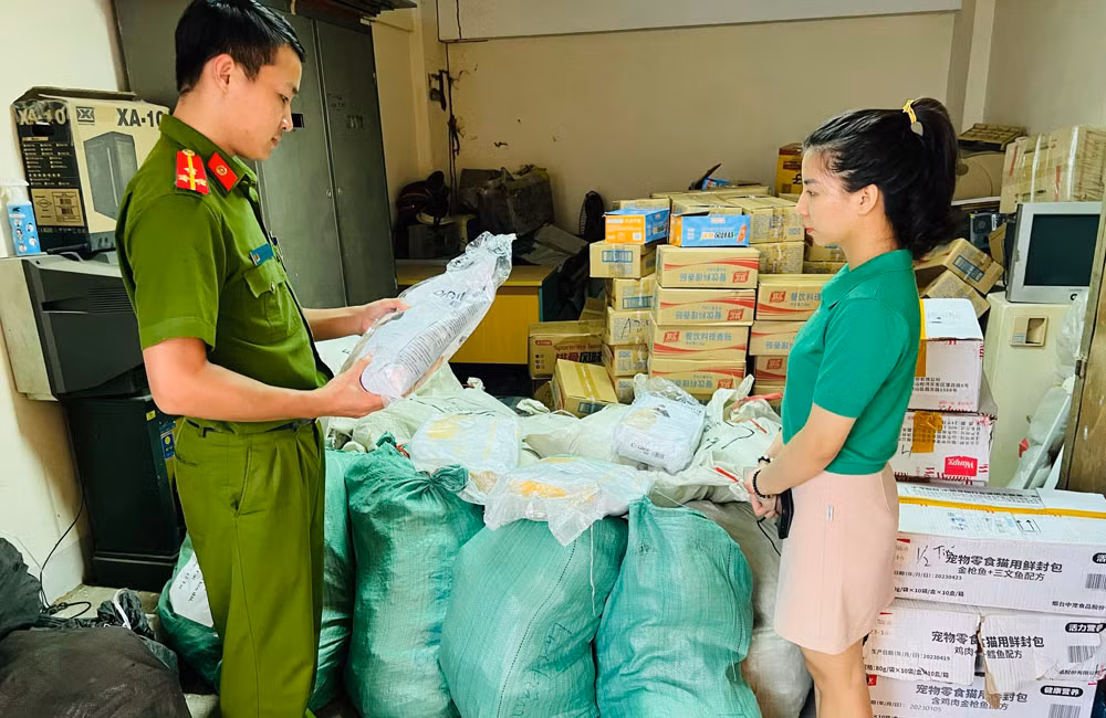 Ảnh 2. Lực lượng chức năng thu giữ lô hàng thức an chó, mèo không ro nguồn gốc (1).jpg