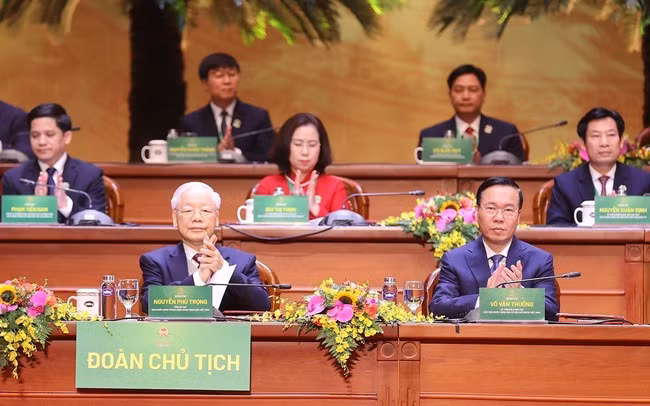 Tổng Bí thư Nguyễn Phú Trọng và Chủ tịch nước Võ Văn Thưởng tham gia Đoàn Chủ tịch đại hội.