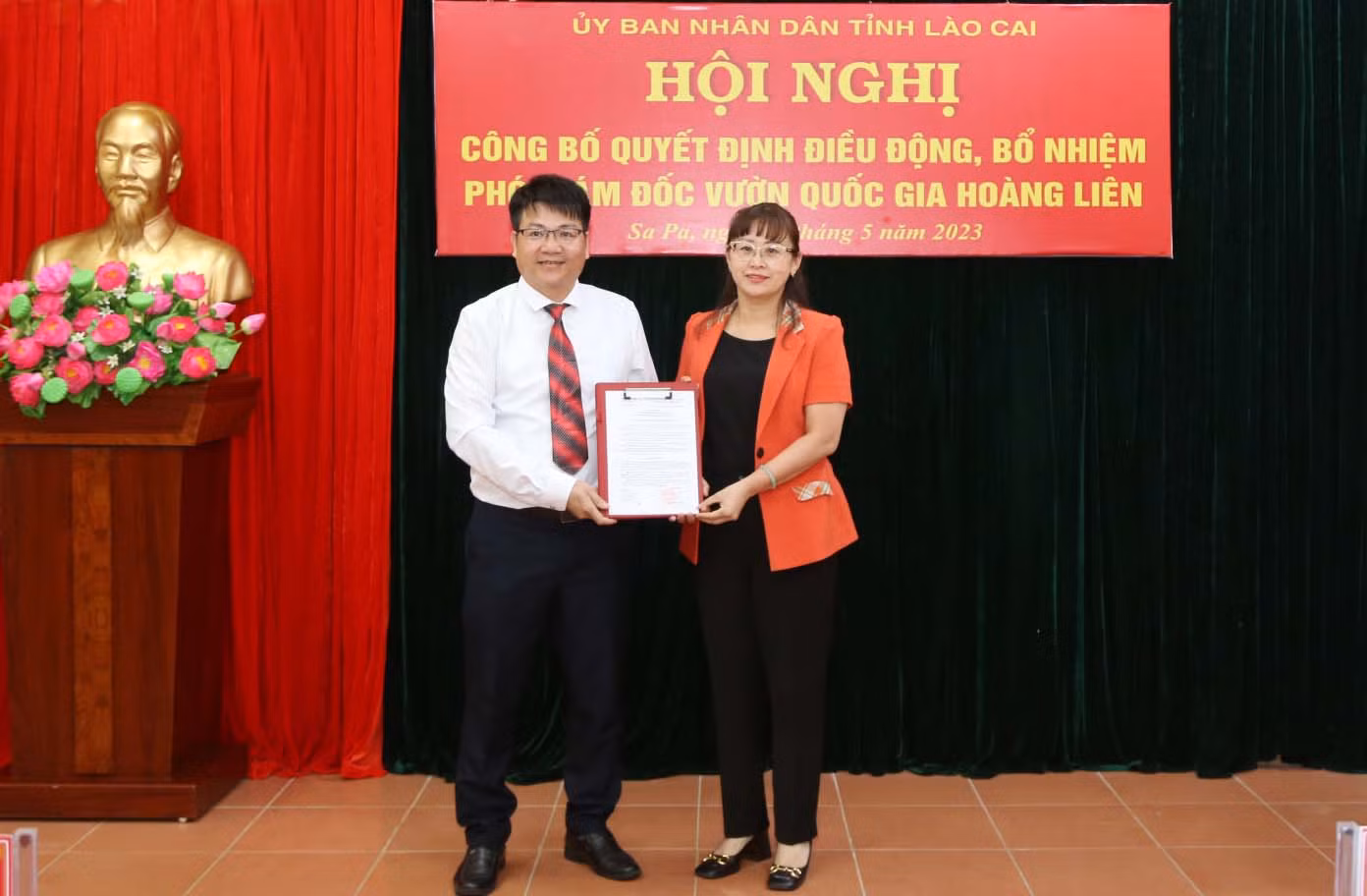 Thay mặt UBND tỉnh, đồng chí Giàng Thị Dung, Phó Chủ tịch UBND tỉnh trao quyết định điều động, bổ nhiệm đồng chí Vũ Đức Quyền giữ chức vụ Phó Giám đốc Vườn Quốc gia Hoàng Liên thời hạn .jpg