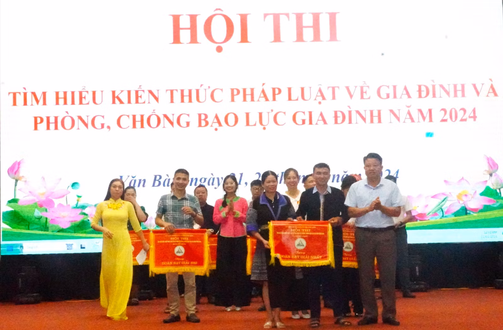 giai Nhat thuoc ve xa Nam Xay.JPG