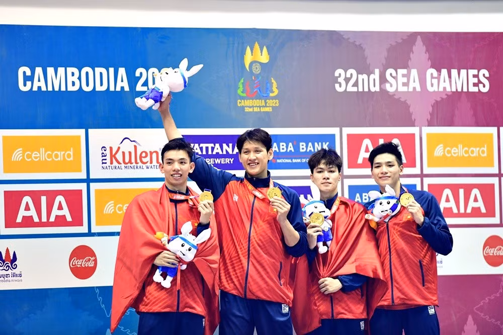 Bốn vận động viên giành HCV SEA Games 32 nội dung 4x200m bơi tiếp sức tự do nam.