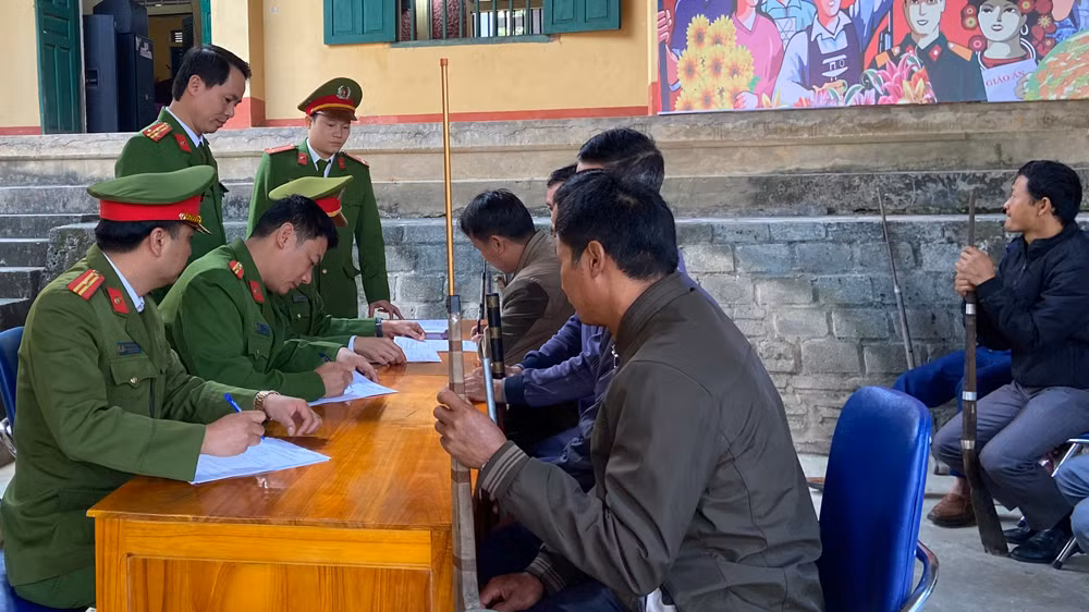 Sau buổi tuyên truyền người dân tự giác giao nộp vũ khí tự chế.jpg