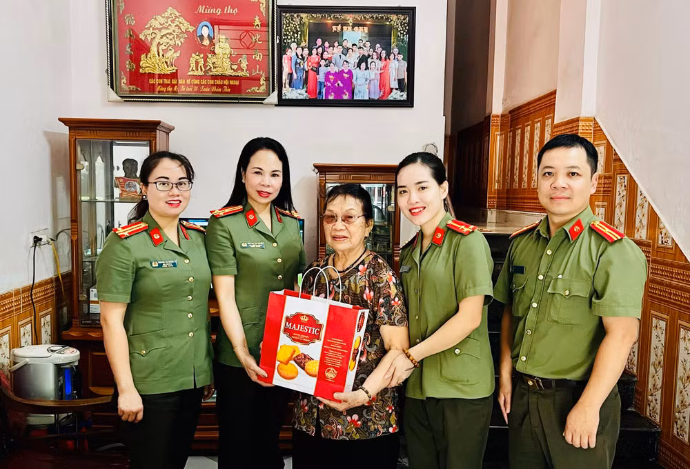 Ảnh 3. Một số hình ảnh đoàn công tác thăm hỏi, tặng quà các gia đình chính sách trên địa bàn (1).jpg