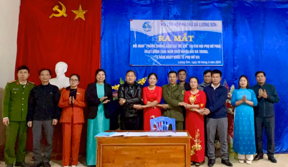 Ra mắt mô hình phòng, chống xâm hại trẻ em tại thôn Phia, xã Lương Sơn.jpg