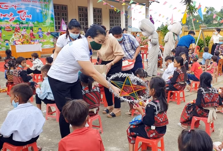 Tặng quà Tết Trung thu cho trẻ em ở thôn Láo Lý..jpg