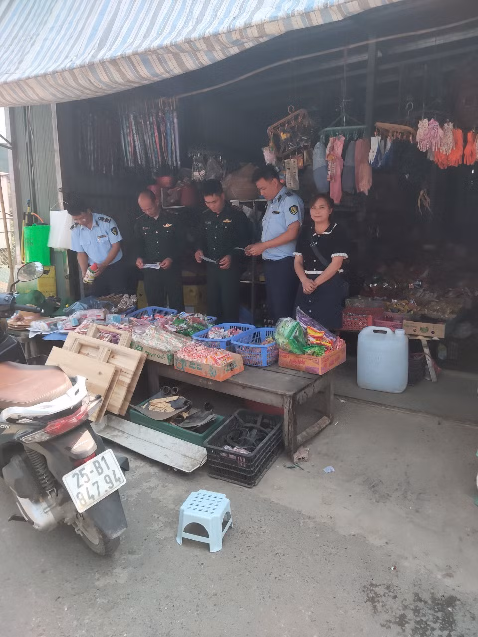 QLTT phối hợp cùng lực lượng Biên phòng kiểm tra hàng hóa và yêu cầu các hộ kinh doanh ký cam kết không buôn bán thuốc bảo vệ thực vật không rõ nguồn gốc, nhập lậu.