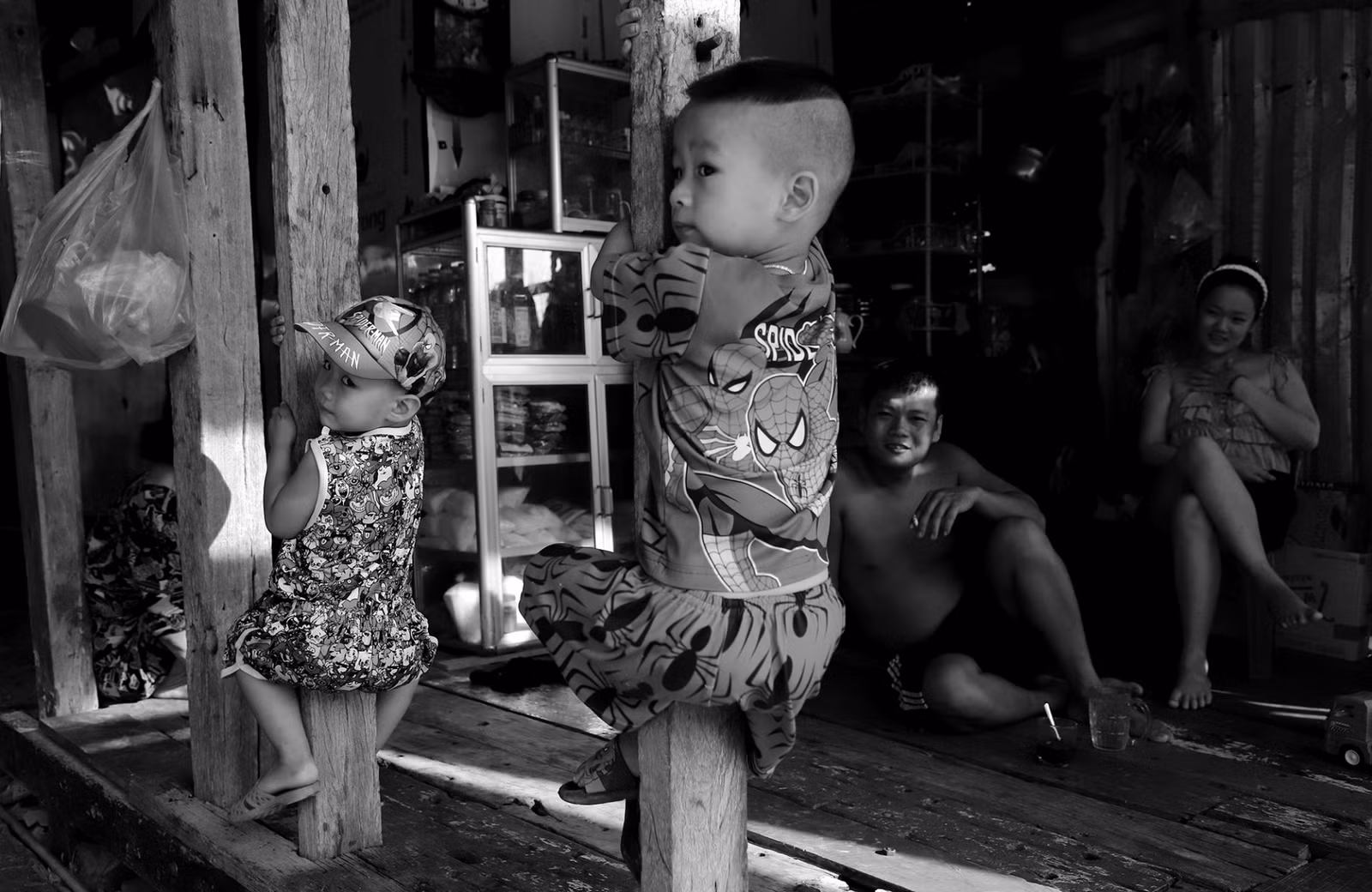 Cả nhà đùa vui bên nhau.