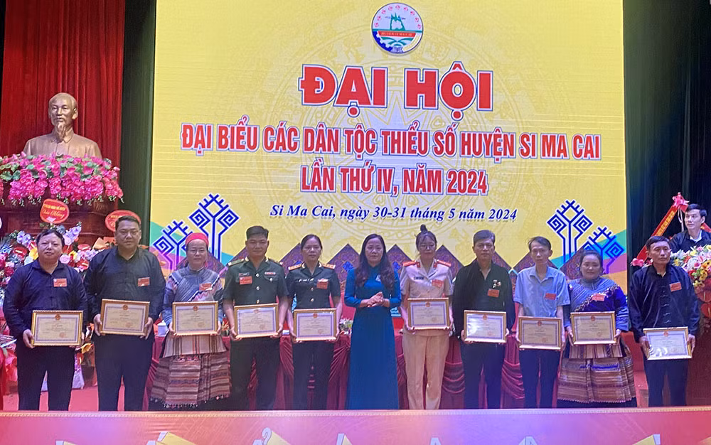 khen thưởng các tập thể, cá nhân thực hiện thắng lợi quyết tâm thư (1).jpg