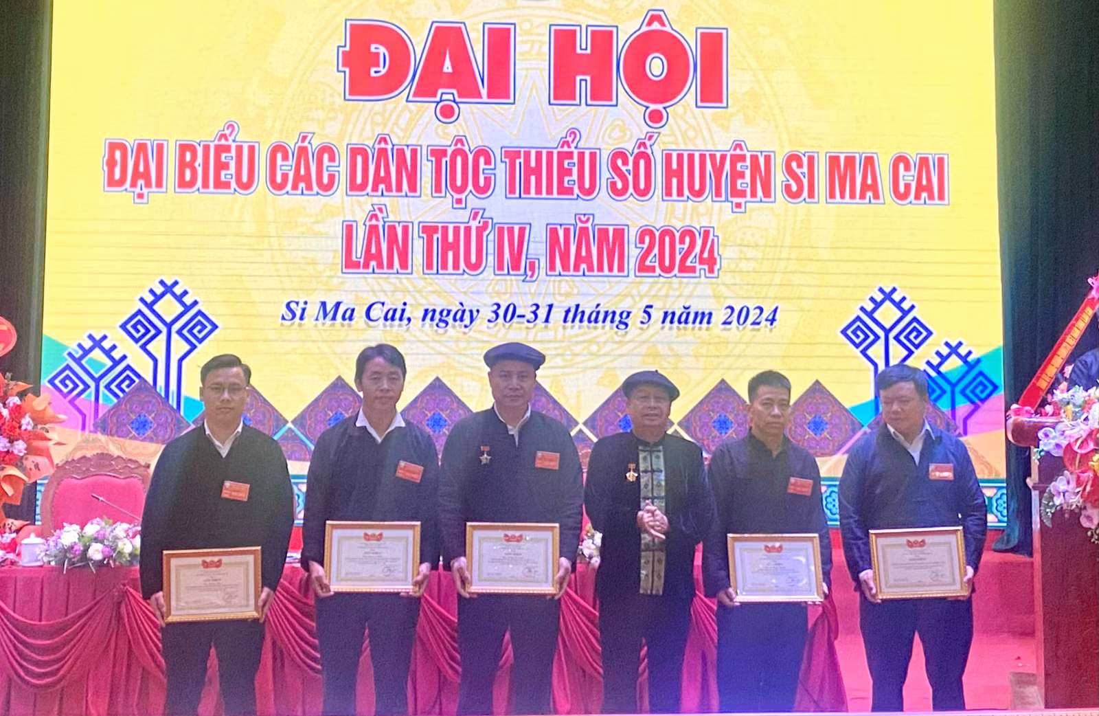 khen thưởng các tập thể, cá nhân thực hiện thắng lợi quyết tâm thư (3).jpg