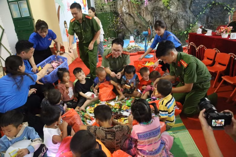 Trẻ em vùng cao Tung Chung Phố háo hức phá cỗ trung thu..JPG
