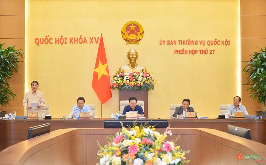 Chủ tịch Quốc hội Vương Đình Huệ chủ trì phiên họp thảo luận về kinh tế xã hội.