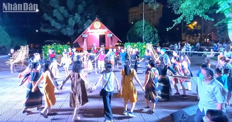 Khách du lịch cùng chung vui với đồng bào các dân tộc tỉnh Đắk Lắk.