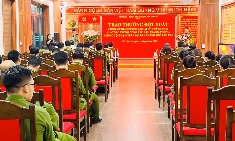 Ảnh 1. Toàn cảnh buổi trao thưởng đột xuất.jpg